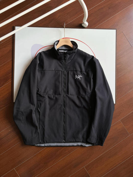 点此购买 始祖鸟春秋季男子户外徒步运动防风防泼水梭织立领软壳夹克 LL 311002 商品图8