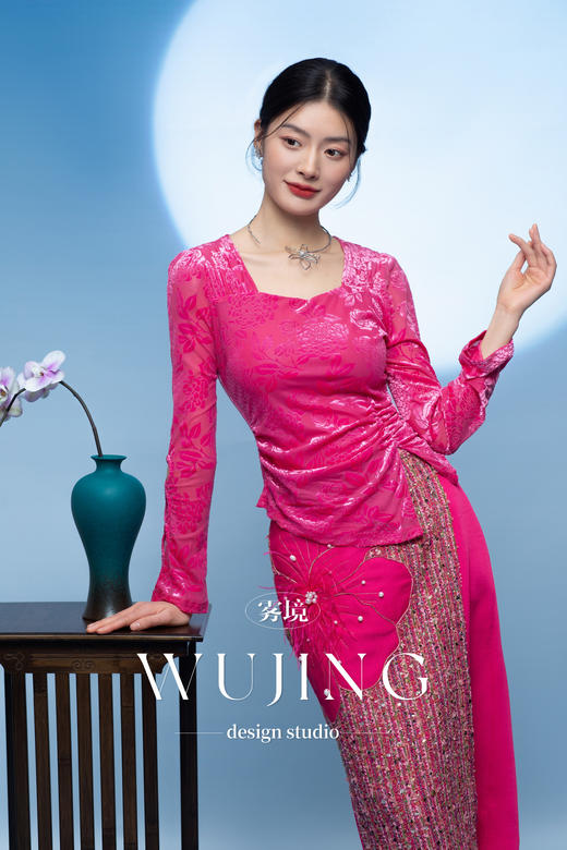 3205210 瑰意玫粉 进口弹力烧花丝绒上衣 雾境 商品图1