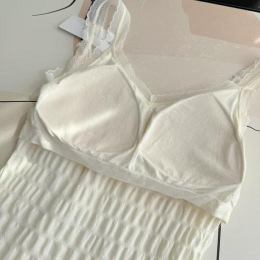 女神节福利，正品日单黛安芬裸感蕾丝背心
颜色：黑色 杏肤色 米白  粉色 
均码90-130可穿
原价6080日元 商品图7