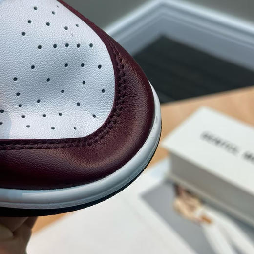 纯原外贸尾单 耐克SB dunk系列 头层牛皮拼接防低帮 板鞋 白红黑情侣款
鞋面：头层牛皮拼接
底厚：3cm
Size：36～46
亏本清货，只有几十双 商品图2