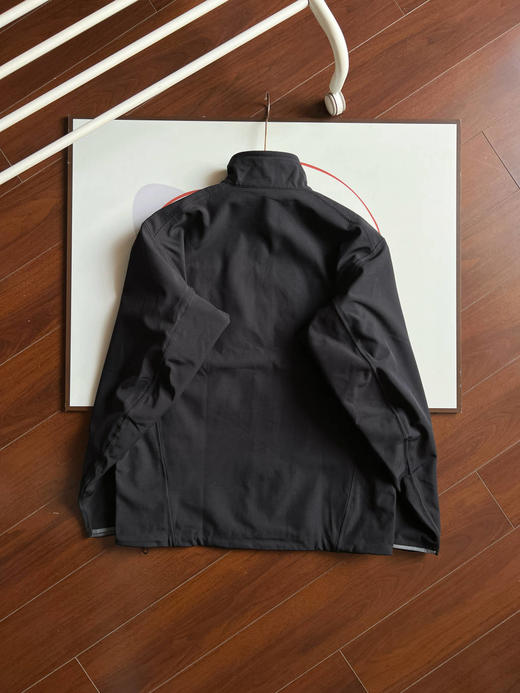 点此购买 始祖鸟春秋季男子户外徒步运动防风防泼水梭织立领软壳夹克 LL 311002 商品图6