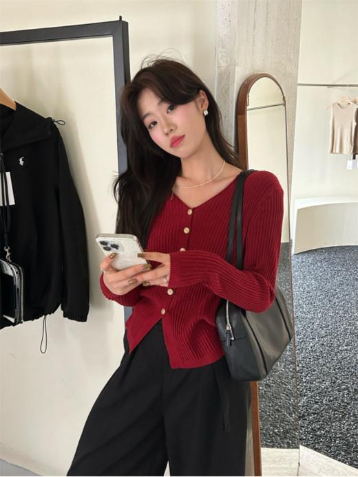 🤩主打实穿搭配的针织开衫🎀【岚可可v领纽扣开衫】它来啦！！🌲！气质V领拉长脖颈线条修饰脸型~ ✨衣身DU特坑条肌理丰富层次感显瘦又耐看~~  商品图2