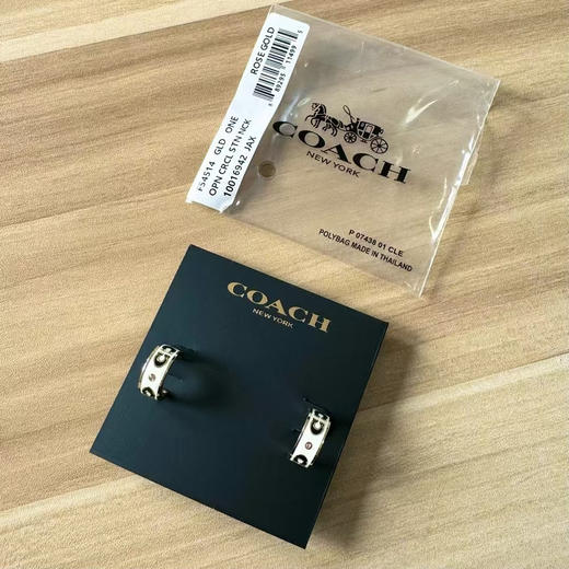女神节 爆款 2025新春爆款 原单正品Coach/蔻驰 签名珐琅 Rondell 耳钉超帅 超百搭。黑白两色 商品图6