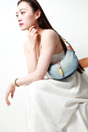 月牙丹宁包，出口日本喔。羊皮+牛皮拼接の拉链闭合单肩包C030560