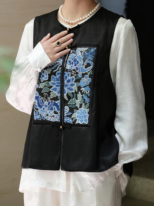 盛唐牡丹 |香云纱手绣三蓝褔蝶补子马甲(售完不补) 商品图1