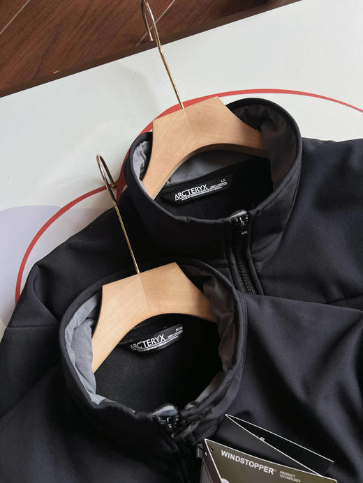 点此购买 始祖鸟春秋季男子户外徒步运动防风防泼水梭织立领软壳夹克 LL 311002 商品图3