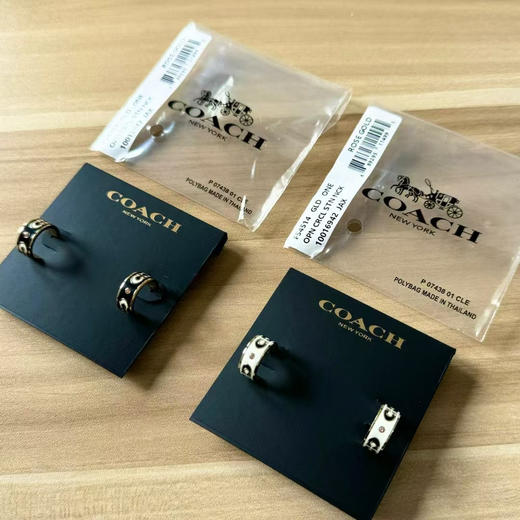 女神节 爆款 2025新春爆款 原单正品Coach/蔻驰 签名珐琅 Rondell 耳钉超帅 超百搭。黑白两色 商品图4
