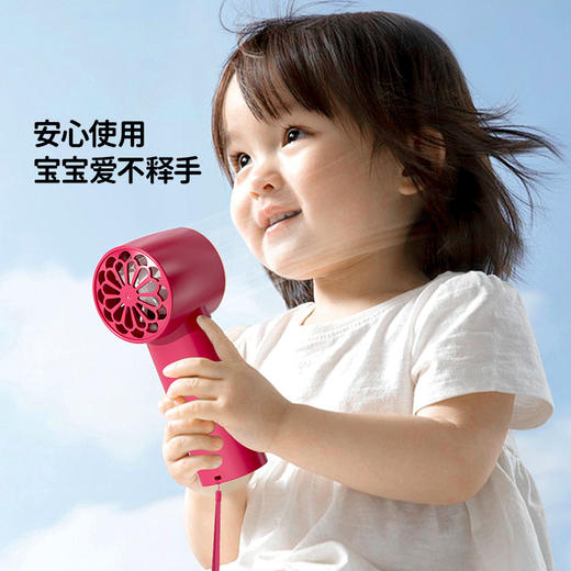 【夏日必备！迪士尼草莓熊手持风扇】USB充电，强劲内核动力，三档调节，低音低噪。小巧便携，随身携带，安心使用，大容量续航；宝宝爱不释手！ 商品图1