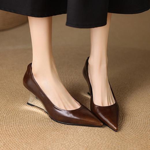 【预售5天】春季新款牛皮尖头浅口坡跟单鞋女通勤复古简约棕色高跟工作鞋KLLNYM&2463 商品图0