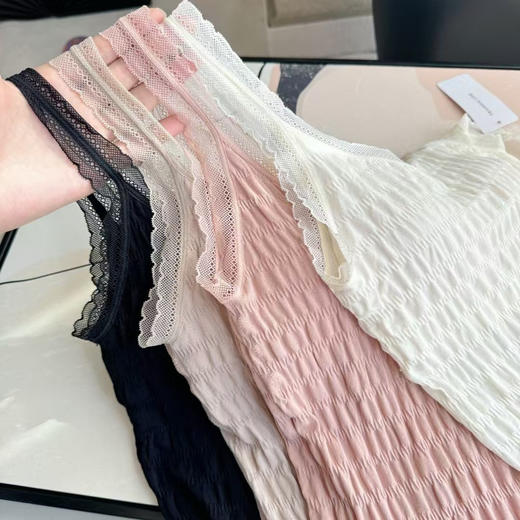 女神节福利，正品日单黛安芬裸感蕾丝背心
颜色：黑色 杏肤色 米白  粉色 
均码90-130可穿
原价6080日元 商品图4