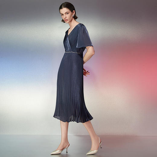 EITIE爱特爱夏季新款气质V领高级感收腰通勤显瘦连衣裙礼服7877503 商品图3