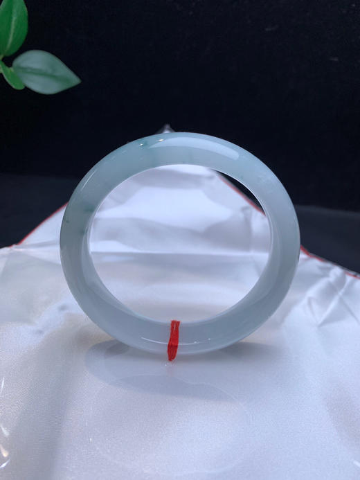 612383，55.5 清新飘花手镯，很清爽，清新白底飘一截淡雅的花的，整体干干净净的 商品图3