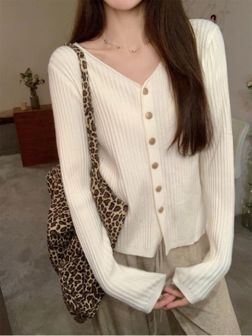 🤩主打实穿搭配的针织开衫🎀【岚可可v领纽扣开衫】它来啦！！🌲！气质V领拉长脖颈线条修饰脸型~ ✨衣身DU特坑条肌理丰富层次感显瘦又耐看~~  商品图0