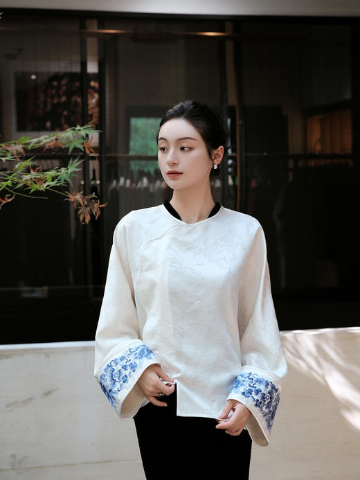 盛唐牡丹 |丝毛三蓝手推绣挽袖上衣(限量款-售完不补) 商品图1