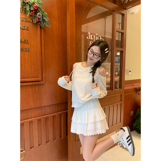 <曾小咸推荐>甜美休闲圆领白花灰露肩卫衣 商品图1