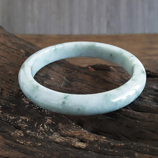 【天然正品】天然正桩无裂纹豆种白底飘花63.5号翡翠手镯050325XY16 现售价：780特价 商品图3