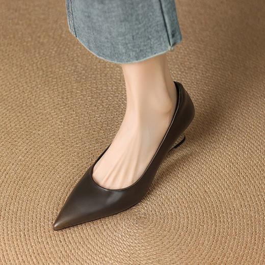 【预售5天】春季新款牛皮尖头浅口坡跟单鞋女通勤复古简约棕色高跟工作鞋KLLNYM&2463 商品图1