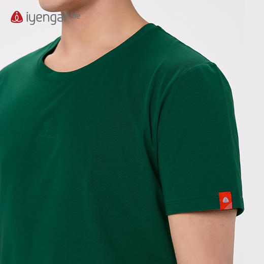艾扬格 life C3050 手印男装瑜伽短袖T恤“睿智手印”刺绣 透气吸湿 森系墨绿色，散发着大自然的 浓郁生命力 商品图5