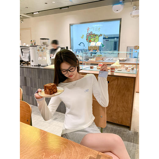 <曾小咸推荐>慵懒风米白色字母绣花一字领T恤 商品图3