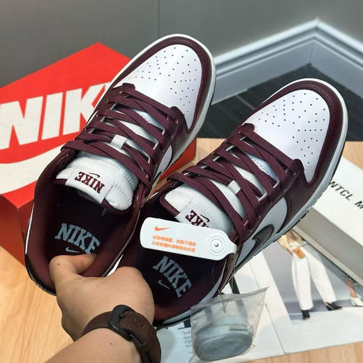 纯原外贸尾单 耐克SB dunk系列 头层牛皮拼接防低帮 板鞋 白红黑情侣款
鞋面：头层牛皮拼接
底厚：3cm
Size：36～46
亏本清货，只有几十双 商品图3