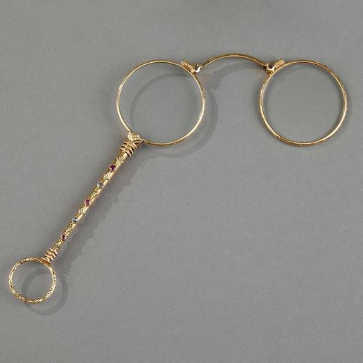 独角鹿西洋古董 19世纪末法国出品花卉主题精雕18k金镶嵌钻石红宝石可折叠手持长柄眼镜 商品图0