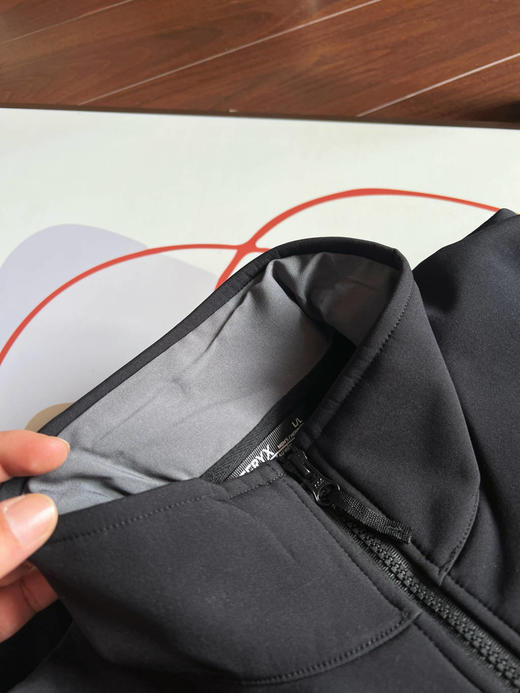 点此购买 始祖鸟春秋季男子户外徒步运动防风防泼水梭织立领软壳夹克 LL 311002 商品图10