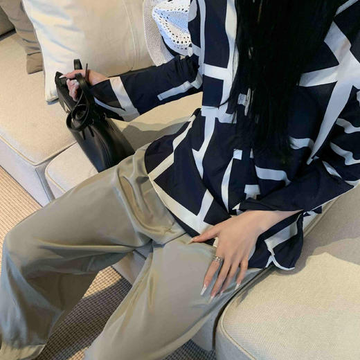 顺丰包邮洛诗琳14647春夏新款设计感字母印花真丝V领衬衫女0780 商品图4