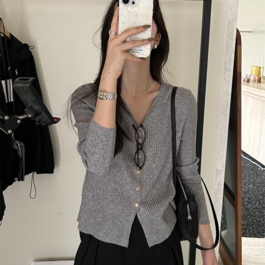 🤩主打实穿搭配的针织开衫🎀【岚可可v领纽扣开衫】它来啦！！🌲！气质V领拉长脖颈线条修饰脸型~ ✨衣身DU特坑条肌理丰富层次感显瘦又耐看~~  商品图4