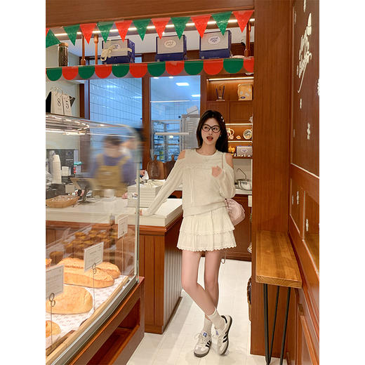 <曾小咸推荐>甜美休闲圆领白花灰露肩卫衣 商品图3