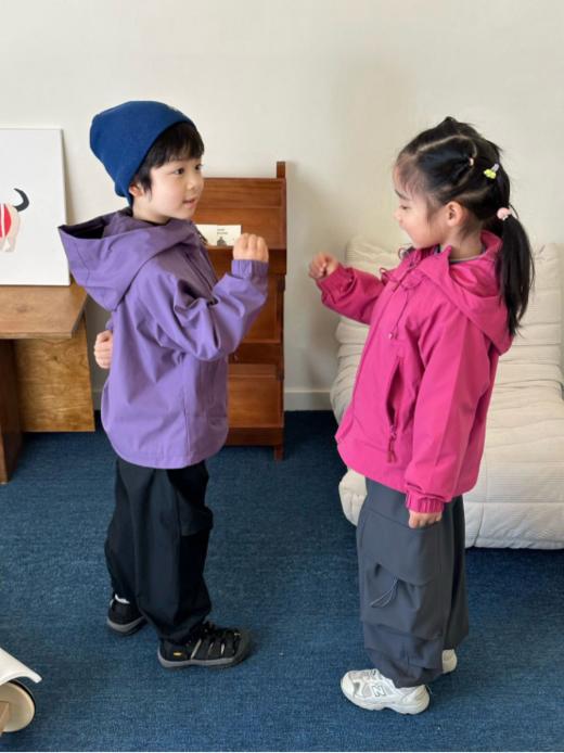 🤩【超高品质-品牌直发】🔥【枳芽高品轻量化儿童软壳冲锋衣2509🌲】一件“防风衣”妥妥过春🌱 ◼高密优质面料，能有效抵挡户外的寒风 💨具备优秀的透气性，跑跑跳跳也不会闷汗！ 商品图5