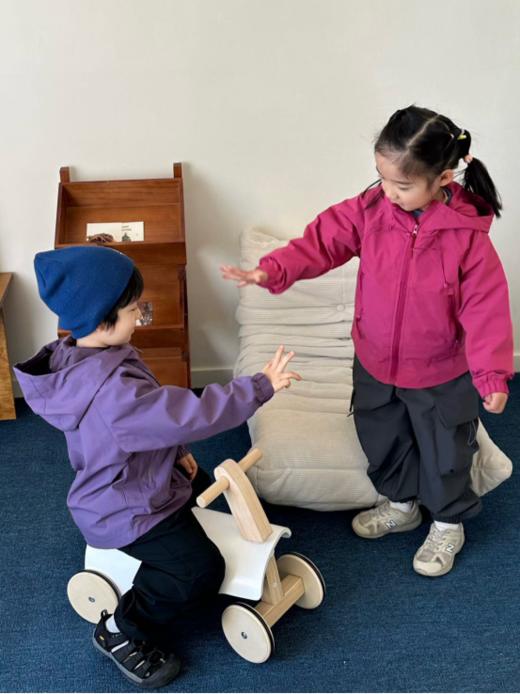 🤩【超高品质-品牌直发】🔥【枳芽高品轻量化儿童软壳冲锋衣2509🌲】一件“防风衣”妥妥过春🌱 ◼高密优质面料，能有效抵挡户外的寒风 💨具备优秀的透气性，跑跑跳跳也不会闷汗！ 商品图3