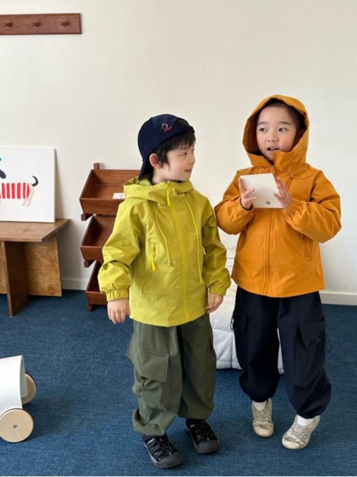 🤩【超高品质-品牌直发】🔥【枳芽高品轻量化儿童软壳冲锋衣2509🌲】一件“防风衣”妥妥过春🌱 ◼高密优质面料，能有效抵挡户外的寒风 💨具备优秀的透气性，跑跑跳跳也不会闷汗！ 商品图0