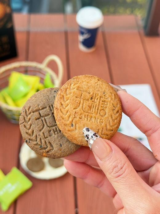 //【澳七坊无糖全麦饼干】 ✅0麦芽糖，0果糖，0乳糖，是真无糖❗ ✅富含膳食纤维 ✅无糖全麦纤维饼干➕无糖五黑全麦饼干双口味 这个酵素饼干🍪高膳食纤维❗解馋又扛饿妥妥的能量补给站 商品图1