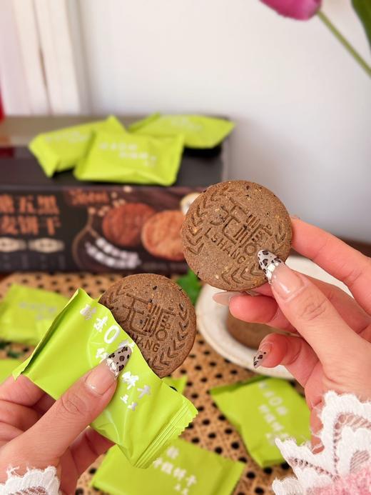 //【澳七坊无糖全麦饼干】 ✅0麦芽糖，0果糖，0乳糖，是真无糖❗ ✅富含膳食纤维 ✅无糖全麦纤维饼干➕无糖五黑全麦饼干双口味 这个酵素饼干🍪高膳食纤维❗解馋又扛饿妥妥的能量补给站 商品图9
