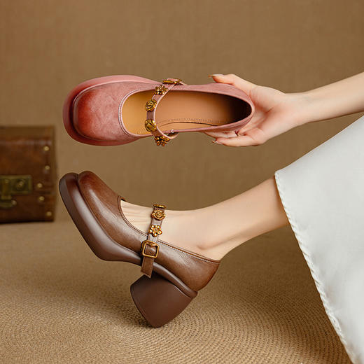 【预售5天】经典百搭Q弹轻底厚底高跟鞋圆头花朵一字扣单鞋MLD&AM920 商品图0