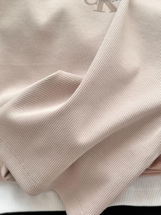 点此购买 CK jeans春秋季女士字母徽标正肩辣妹打底衫 bk 311163 商品图12