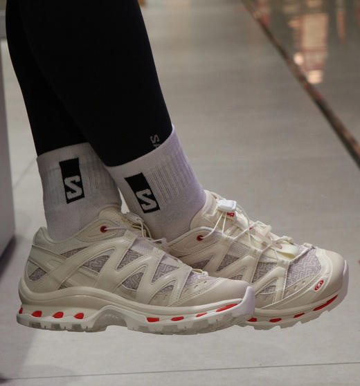 33-2渠道货 原材 SAL新色到 XT-Quest GTX 户外登山鞋 情侣款 运动休闲鞋 商品图8