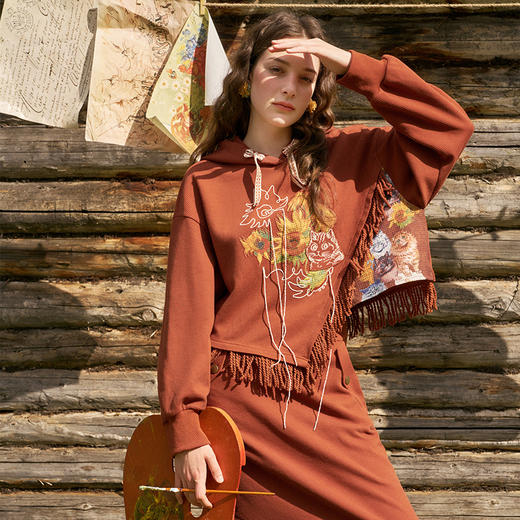 两三事梵高（上衣）白驹空谷 秋新款刺绣流苏不对称下摆卫衣 商品图1