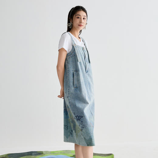 谜底连衣裙女2025夏季新品复古可调肩带牛仔刺绣中长裙252ML0529 商品图1