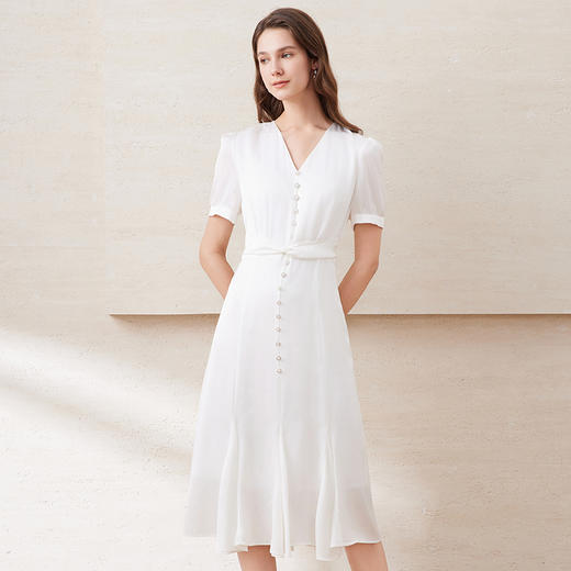 EITIE爱特爱温柔白色V领显瘦垂坠荷叶边显瘦连衣裙2025夏季新款B2507602 商品图2