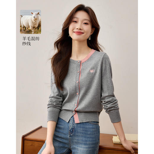 【专属特价】熙世界撞色针织开衫女长袖2025年春季新款圆领爱心刺绣毛衫短外套 商品图0