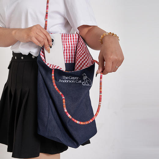 大英博物馆 安德森猫系列正反两用刺绣牛仔单肩包 红格纹 商品图6