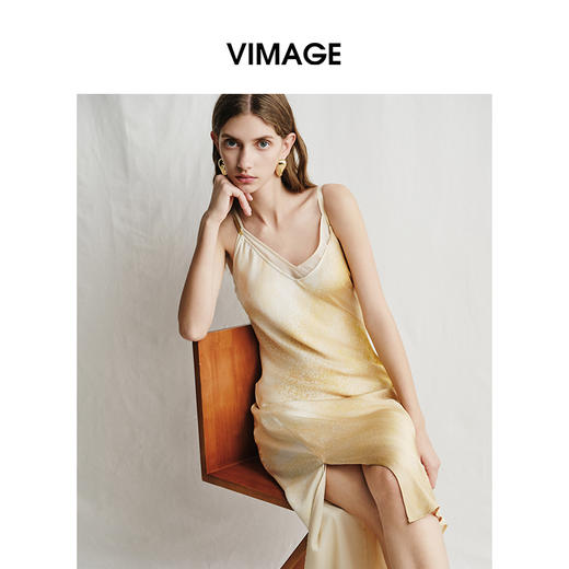 VIMAGE纬漫纪2025夏季新款设计感晕染印花高级V领修身显瘦吊带连衣裙V2377908 商品图1