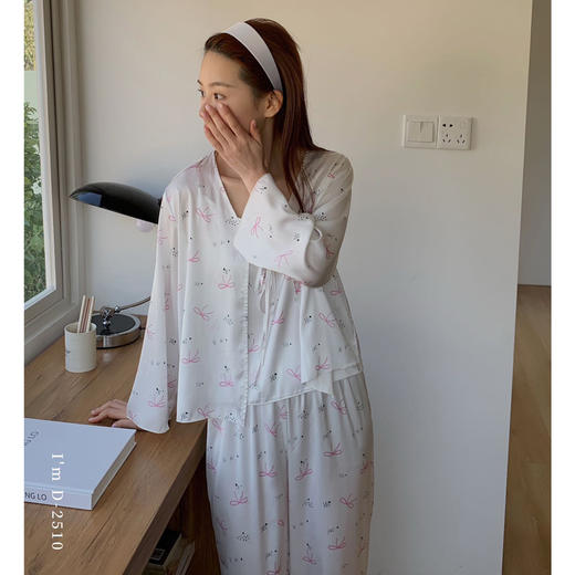 【一缕清风】2025春夏新款仿丝三件套家居服套装女 吊带+长袖+长裤 可外穿休闲套装睡衣 商品图3