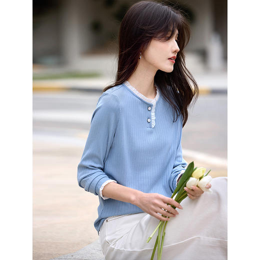 【年终特卖】熙世界蓝色肌理针织T恤女长袖木耳花边圆领别致上衣2025春秋新款 商品图3