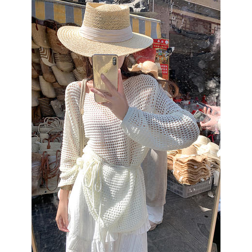 <曾小咸推荐>慵懒宽松套头杏色镂空针织罩衫【预售3-15天发货】 商品图1