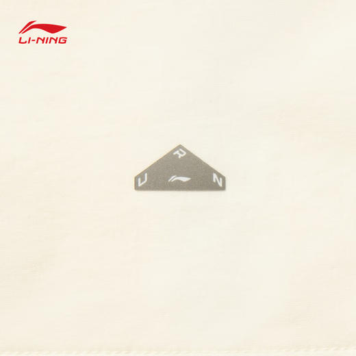 【L断码】李宁女子运动外套2025春季款专业跑步系列反光软壳外套AFDV050【库存有限，如无货将做退款，介意慎拍！】 商品图2