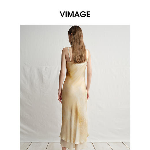 VIMAGE纬漫纪2025夏季新款设计感晕染印花高级V领修身显瘦吊带连衣裙V2377908 商品图4