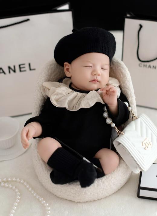 【米卡百日照拍摄】免费上门+服装造型3组+6张电子底片，拼团加赠2张局部特写 商品图0