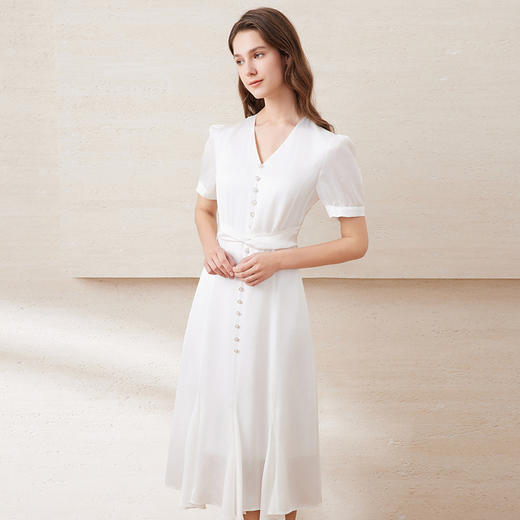 EITIE爱特爱温柔白色V领显瘦垂坠荷叶边显瘦连衣裙2025夏季新款B2507602 商品图3